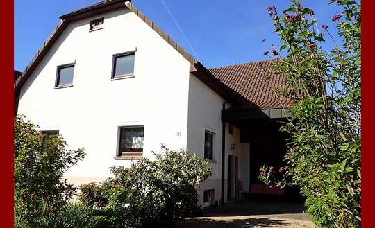 ZWEIFAMILIENHAUS MIT GARAGE UND GROSSER SCHEUNE-IDEAL GEEIGNET FÜR BAUTRÄGER – ATTRAKTIVER STANDORT