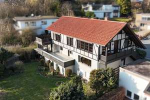 Repräsentatives Ein-/Zweifamilienhaus mit Einliegerwohnung und traumhaftem Ausblick – Die vollständige Adresse der Immobilie erhältst du vom Anbieter., 33014 Bad Driburg – Vorschaubild 1
