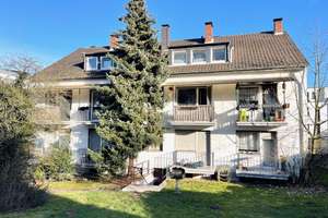 Solides 8-Familienhaus mit 4 Garagen + Baugrundstück