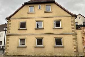 Wohnhaus, 3 WE + DG-Ausbau möglich; zentrale Lage, Garage, renovierungsbedürftig! – Die vollständige Adresse der Immobilie erhältst du vom Anbieter., 96106 Ebern – Vorschaubild 3