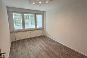 Vollständig renovierte Wohnung mit drei Zimmern sowie Balkon und Einbauküche in Salzgitter – Kurt-Schuhmacher-Ring 23, 38228 Lebenstedt, Salzgitter – Vorschaubild 5