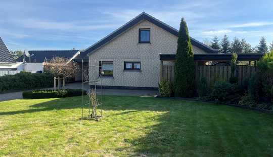 Bild von Schönes Einfamilienhaus mit Garage, Doppelcarport und großem Garten