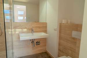 Lichtdurchflutete 2-Zimmer-Wohnung mit bis zu 3,41 m Deckenhöhe, Terrasse und EEK A+ – Fuchsbergstraße 7c, 83104 Tuntenhausen – Vorschaubild 9