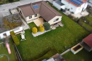 Beste Basis mit Blick nach vorn - Riesiger Garten & ein Bungalow voller Möglichkeiten – Rosenheim (Kreis) – Vorschaubild 1