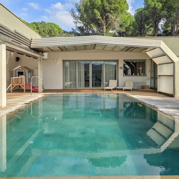 Luxuriöses Ferienhaus in La Jonquera, eingebettet in die Berge, mit privatem beheiztem Pool und spek