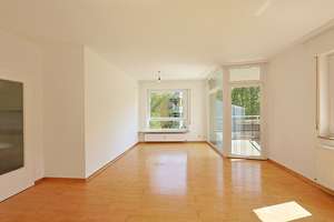 Großzügige Wohnung mit viel Licht und großem Balkon in ruhiger Lage