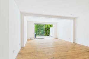 Erstbezug nach Sanierung: Stilvolles Reihenhaus mit Garten, Dachterrasse & Garage
