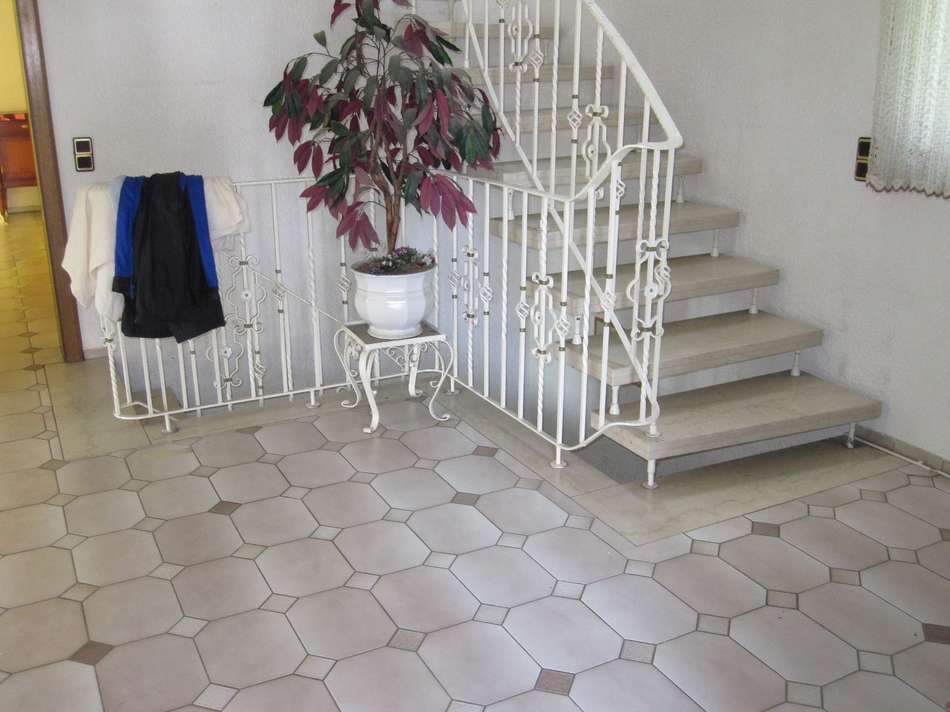 Diele mit Treppenhaus im EG.