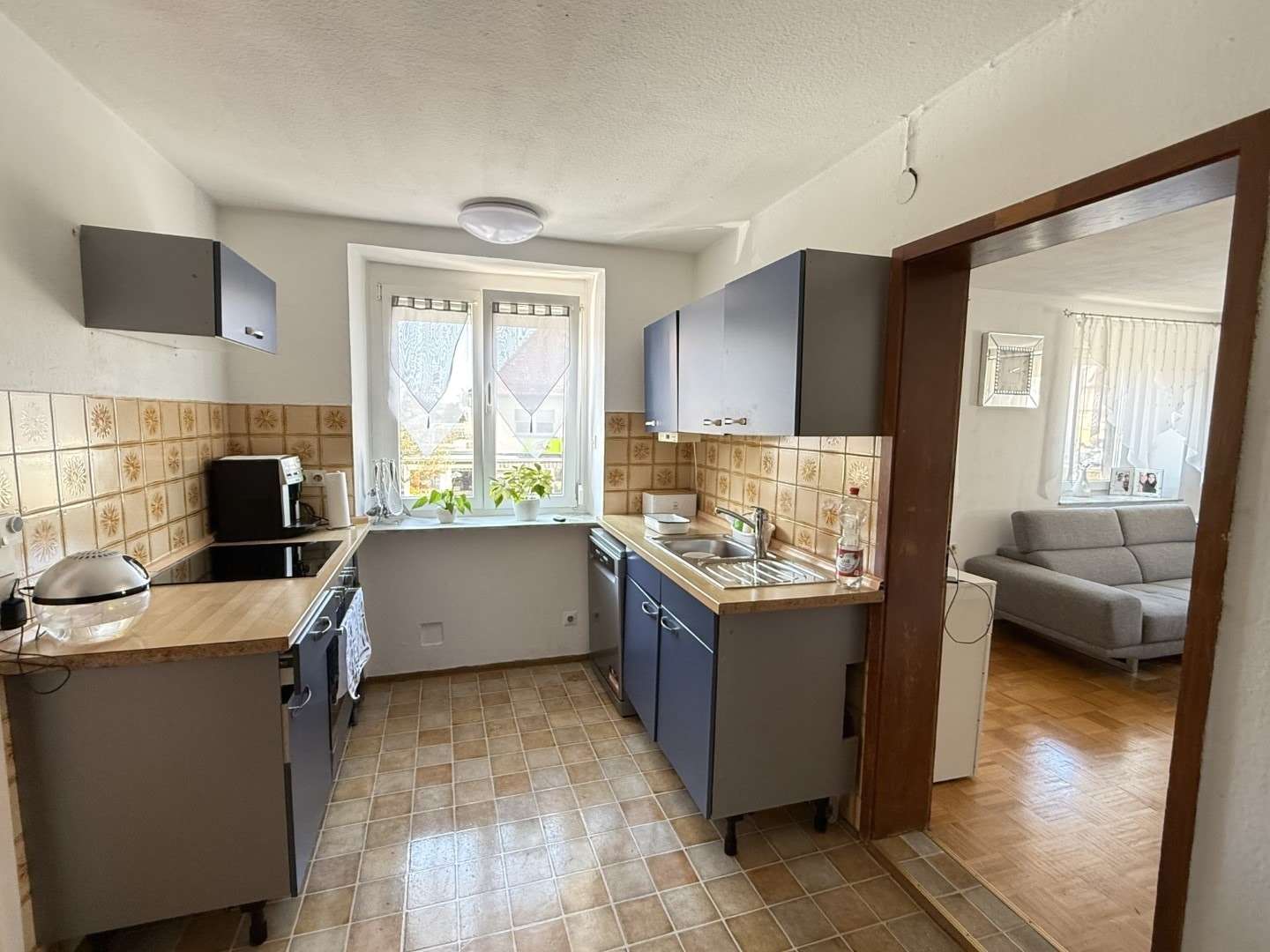 Immobilie in Stetten am kalten Markt - Interessantes Zweifamilienhaus mit Büroräumen und 5 Stellplätzen im Herzen von Stetten - Bild 0