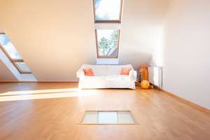 Davenstedt: Wohnen wie im Haus – Energieeffiziente Maisonette mit Atelier, großem Balkon & Garage.