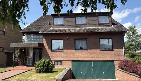 Bild von Lehrte: Großzügiges Zweifamilienhaus auf herrlichen Grundstück in ruhiger Wohnlage