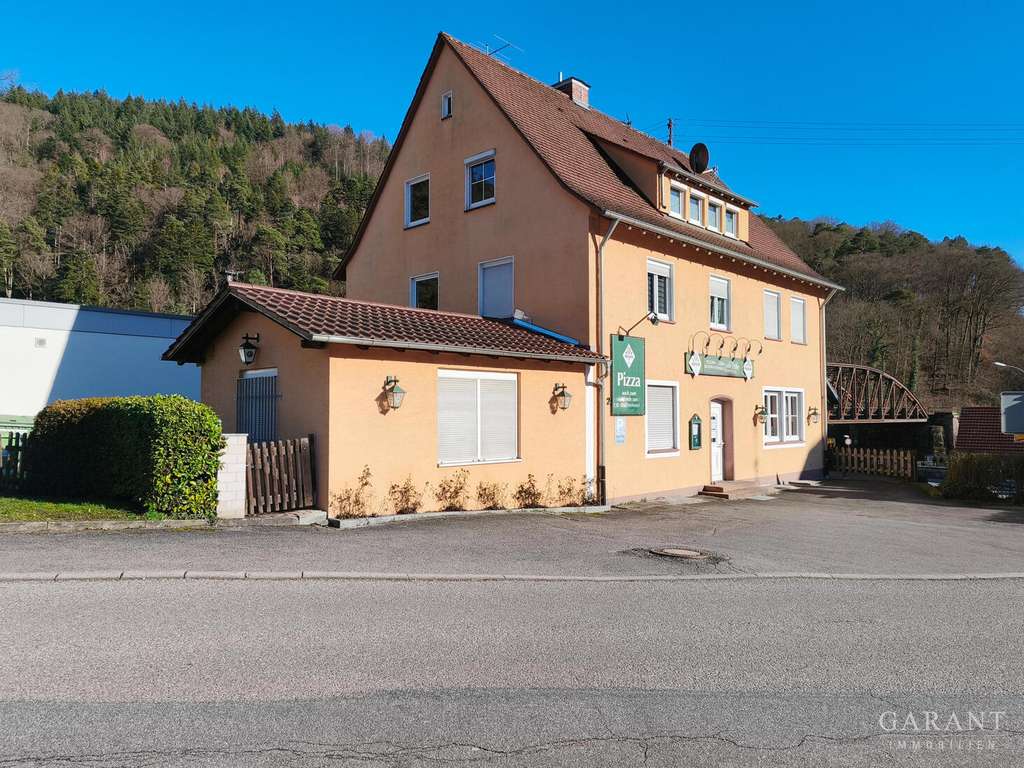 Immobilie in Unterreichenbach - Attraktives Wohn- und Geschäftshaus mit großem Sonnengrundstück in zentraler Lage - Bild 0