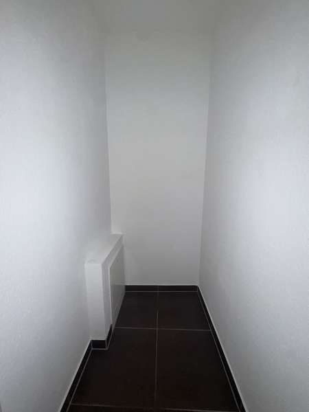 Flur mit weißen Wänden.jpg