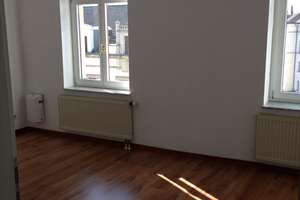Exklusive 2-Zimmer-Altbauwohnung mit Einbauküche &  Aufzug im begehrten Waldstraßenviertel