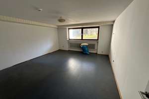Nur für 1 Pers.  Ruhige, einfache 1-Zimmer-Keller-Wohnung mit separater Wohnküche u. großen Fenstern