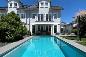 ELEGANTE DOPPELHAUSHÄLFTE MIT POOL – Die vollständige Adresse der Immobilie erhältst du vom Anbieter., 85609 Aschheim – Vorschaubild 1