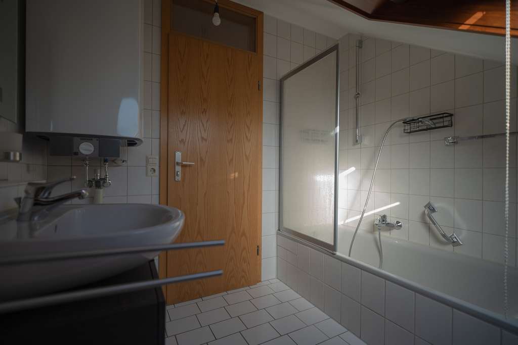 Immobilie in Gemmrigheim - PROVISIONSFREI – 2-Zi.-DG-Wohnung mit Balkon, Carport und EBK - Bild 4