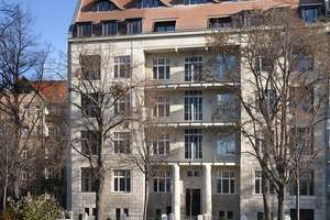 "Historischer Charme trifft Moderne – 4-Zimmer-Wohnung mit zwei Balkonen"