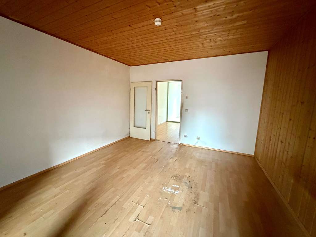 Immobilie in Darmstadt - Renovierungsbedürftiges Appartement mit Balkon und Tiefgaragenstellplatz in Arheilgen - Bild 1