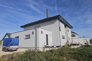 Dieses imposante Einfamilienhaus, Baujahr 2022, wartet auf seine neue Familie.
Energ.-Eff.-Kl. : A+ – Die vollständige Adresse der Immobilie erhältst du vom Anbieter., 72474 Winterlingen – Vorschaubild 4