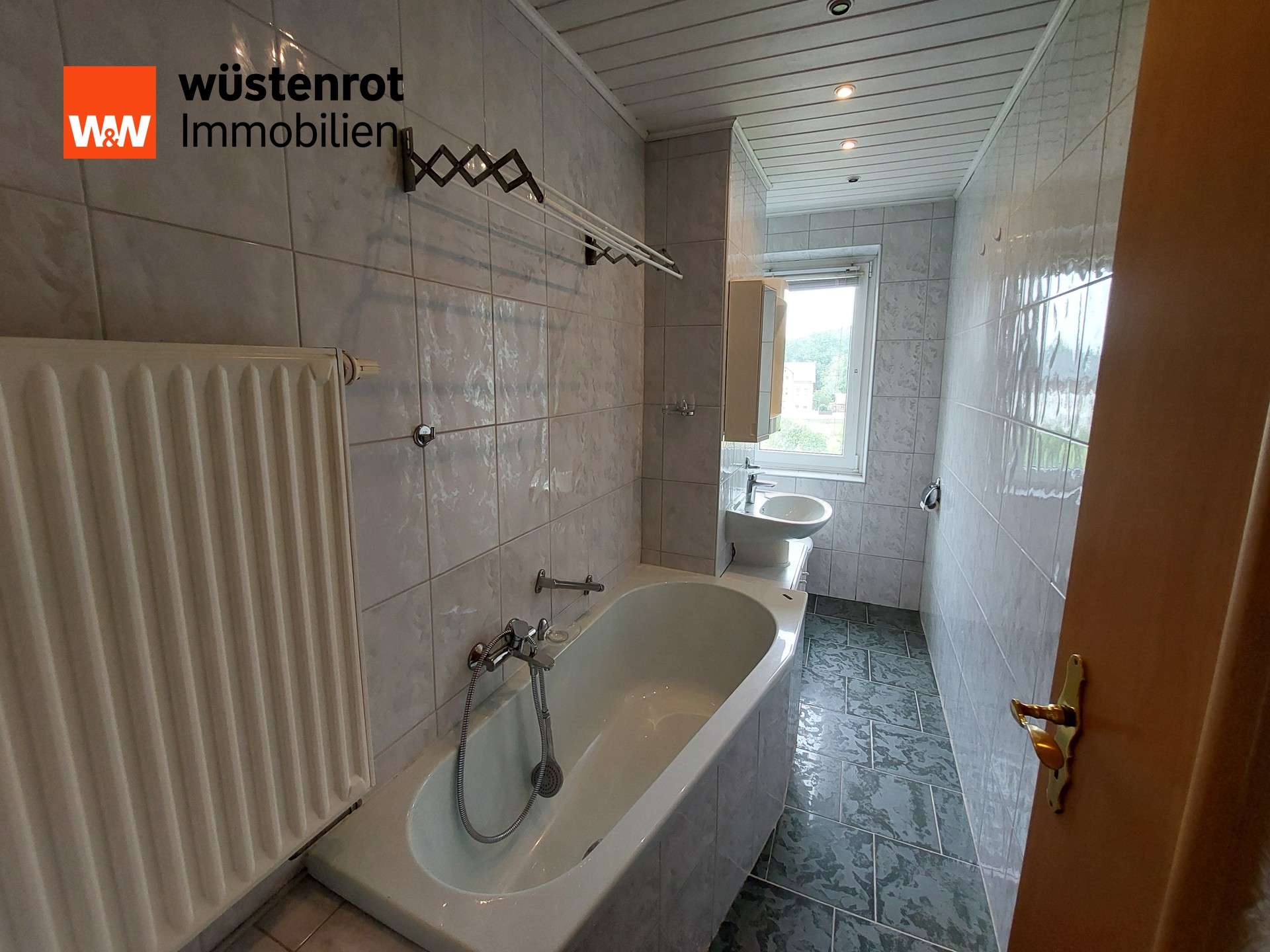 Immobilie in Zwönitz - Bezugsfreie 3 - Raum Wohnung mit funktionsfähigem Kachelofen und Einbauküche - Bild 0