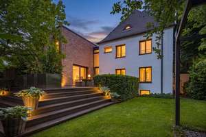 Zeitlose Modernität: Exklusive Architekten-Villa mit Indoor-Pool, Spa und Gartenidyll