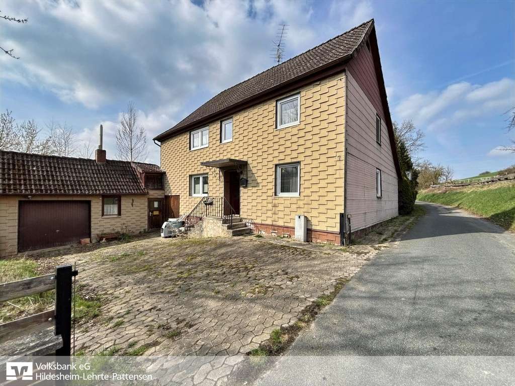 Immobilie in Alfeld (Leine) - Einfamilienhaus in ruhiger Feldrandlage mit großem Grundstück in Alfeld-Imsen! - Bild 0