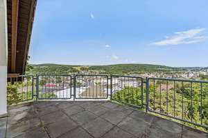 Wohnen mit Atmosphäre und Weitblick am Giersberg: 4ZKB mit EBK, Dachterrasse, Stellplatz und Garten – Edith-Langner-Straße 73, 57072 Siegen, Siegen – Vorschaubild 3