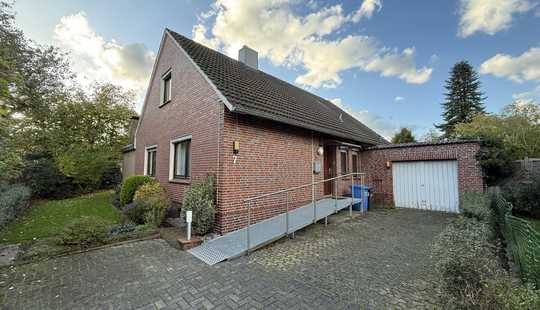Bild von Einfamilienhaus auf ruhigem Hintergrundstück