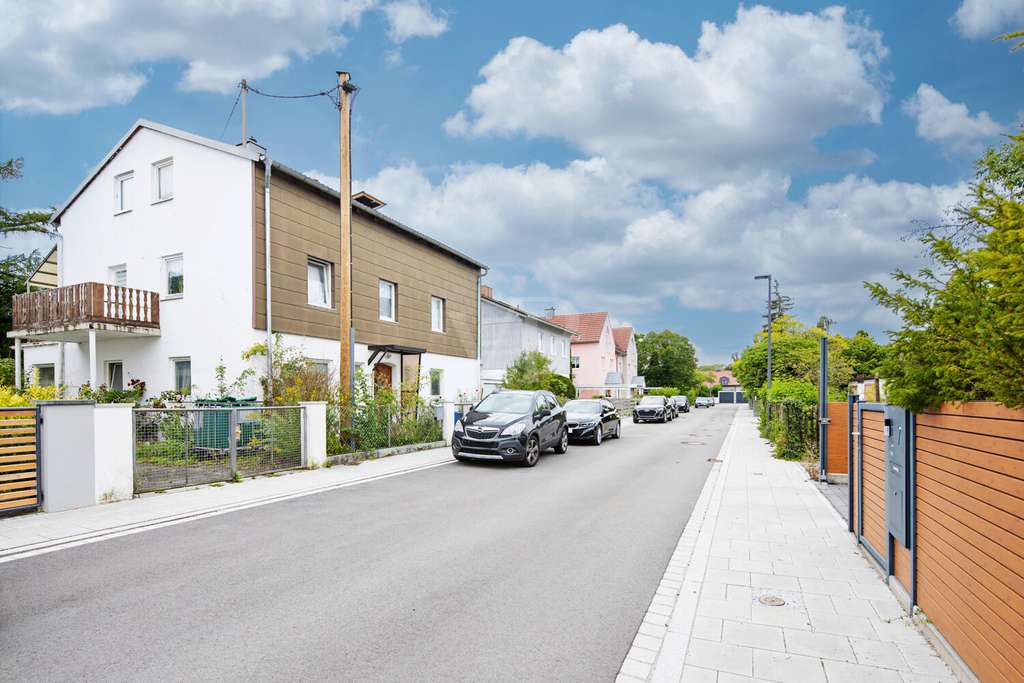 Immobilie in Gräfelfing - Ansprechendes Zweifamilienhaus mit Wintergarten und viel Platz im Grünen - Bild 3