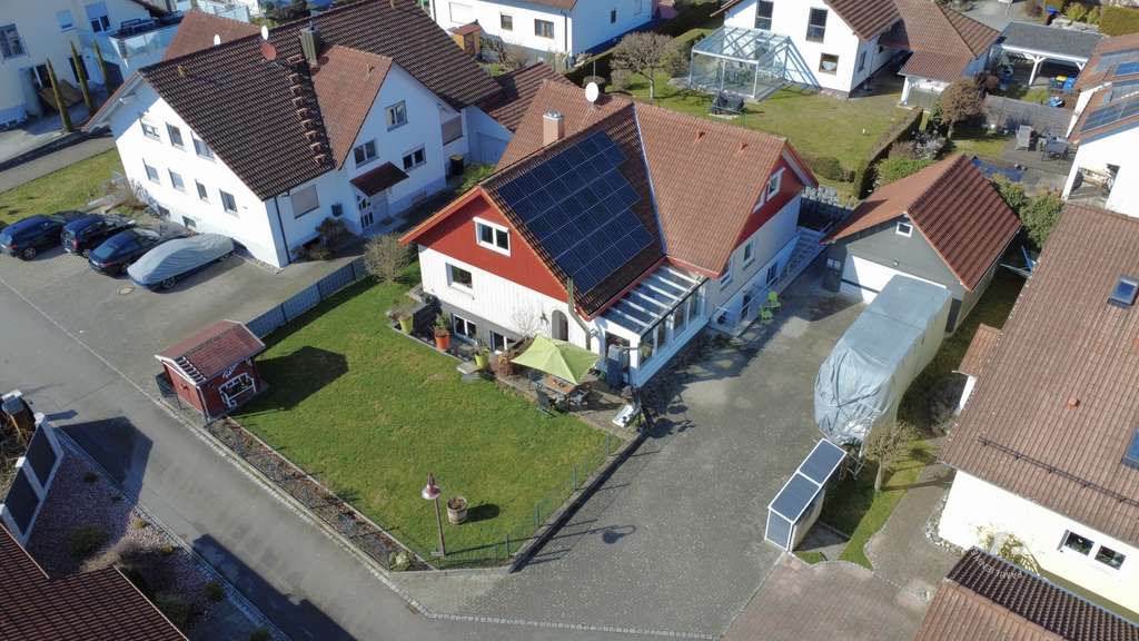 Immobilie in Volkertshausen - Top-saniertes bezugsfreies Zweifamilienhaus mit Einliegerwohnung in Volkertshausen – Energieklasse A - Bild 1