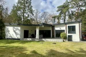 Bauhausinspiriertes Architektenhaus mit Kamin, großer Terrasse u. 850 m² Garten in ruhiger Lage!