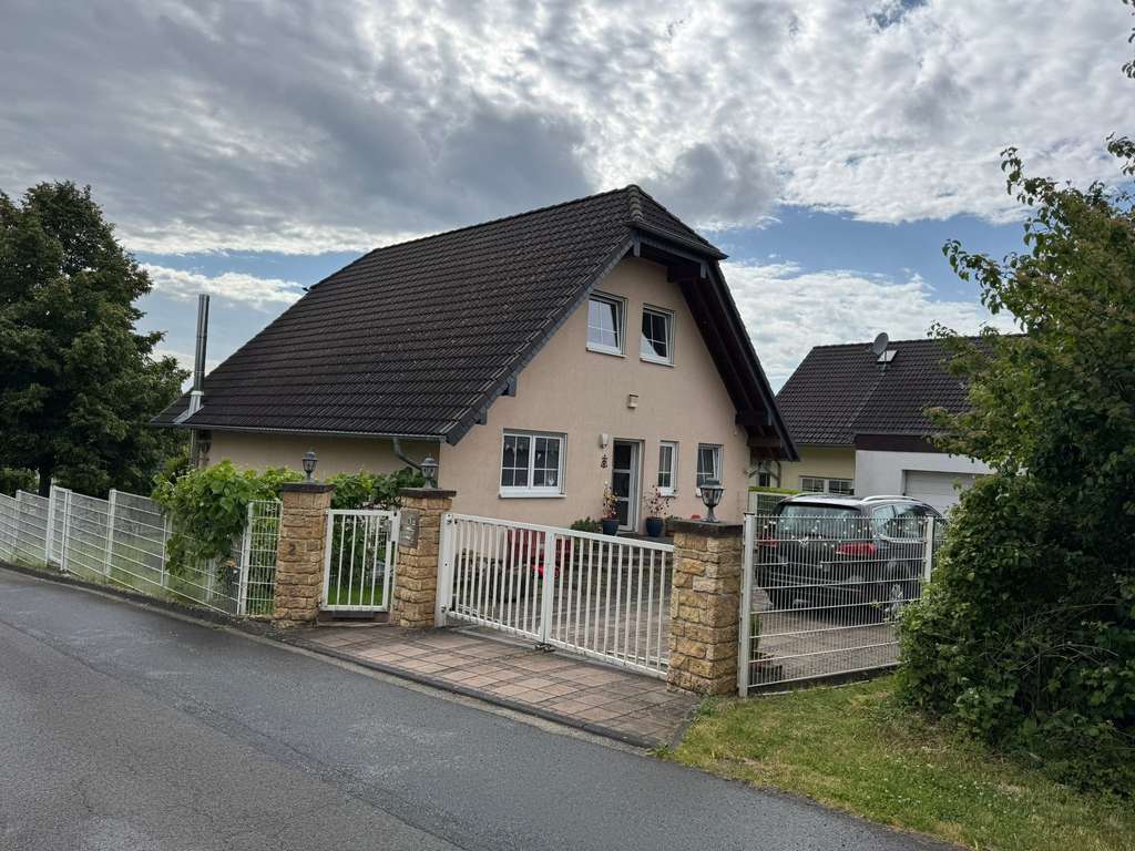 Freistehendes Einfamilienhaus mit herrlichem Grundstück in ruhiger Aussichtslage von KW-Berghausen