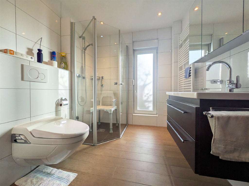 Immobilie in Rüdesheim am Rhein - Großes freistehendes Einfamilienhaus mit Fernblick + traumhaftem weiter bebaubarem Grundstück - Bild 1