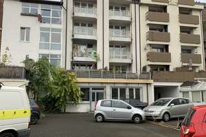Große Dachgeschosswohnung mit Renovierungsbedarf