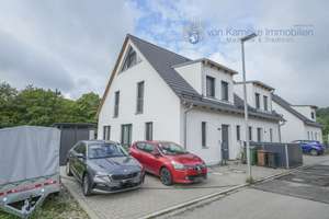 Attraktive DHH mit 2 Bädern, Garten und 2x PKW-Stellplätzen in Grünsberg
