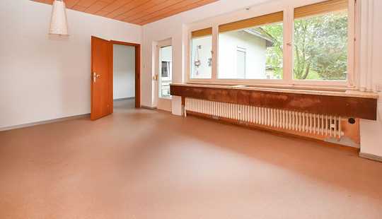 Bild von Teilweise sanierungsbedürftiges Zweifamilienhaus mit großzügigem Grundstück!