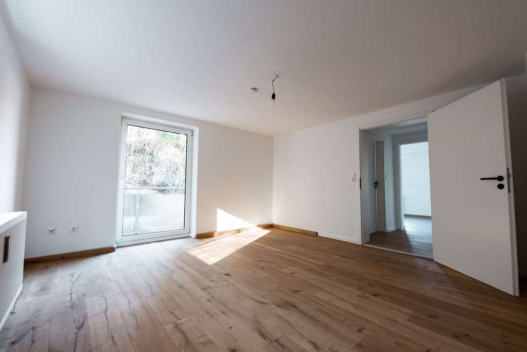 Immobilie in Miesbach - Sofort einziehen oder solide vermieten - frisch kernsanierte Wohnung direkt am Bach in Miesbach - Bild 1