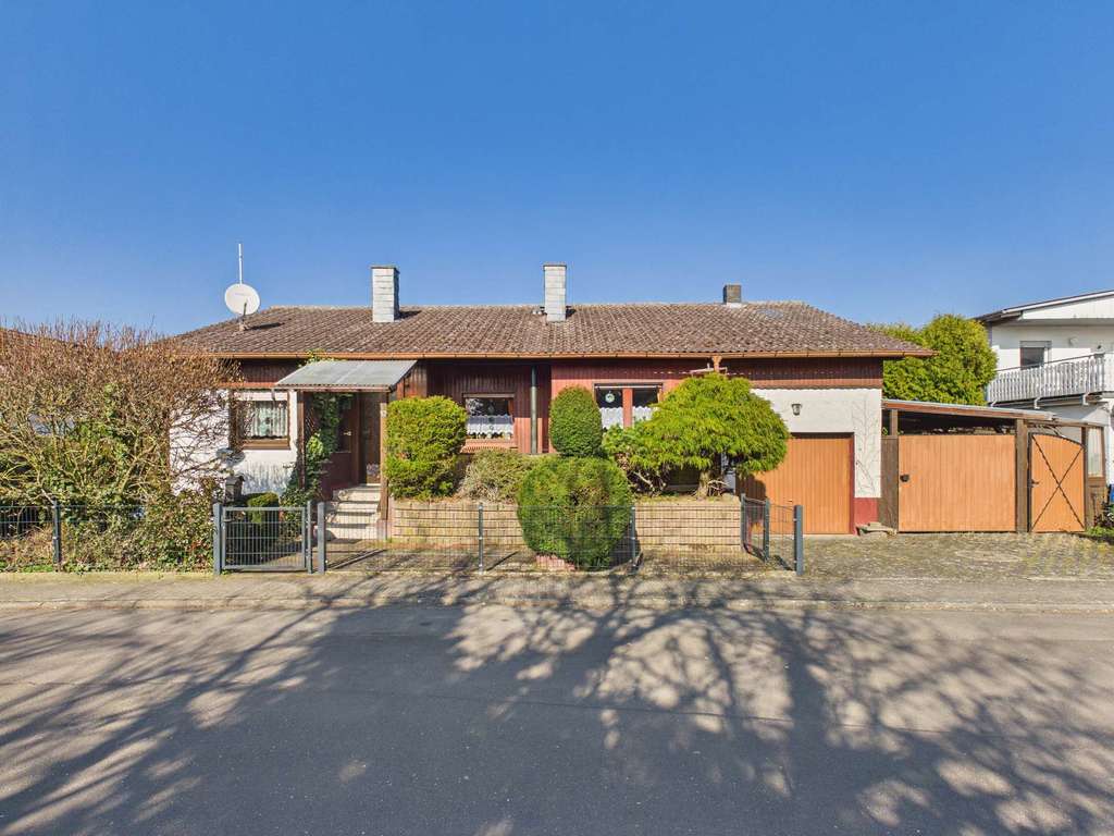 Immobilie in Florstadt - Wohnen auf einer Ebene: Bungalow mit großem Garten und viel Gestaltungspotenzial in Florstadt-Staden - Bild 0