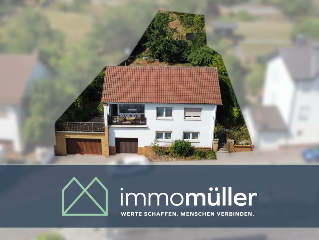 Immobilie in Eisenberg (Pfalz) - Gestalten statt suchen – Haus auf Hanglage mit Aussicht und viel Platz für Ihre Ideen. - Bild 0
