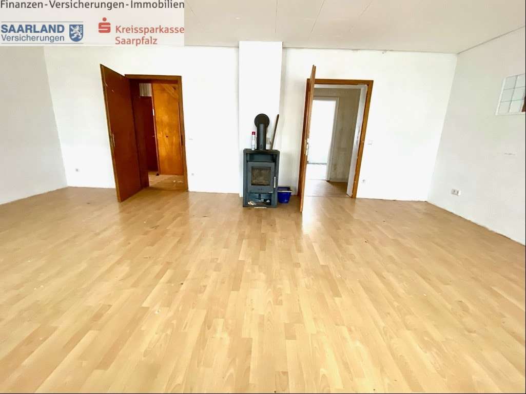 Immobilie in Gersheim - Großes Einfamilienhaus mit zwei Garagen  - Bild 1