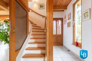 Umgeben von Seen: Charmantes Einfamilienhaus auf einem gepflegten Hanggrundstück – Plön (Kreis) – Vorschaubild 2