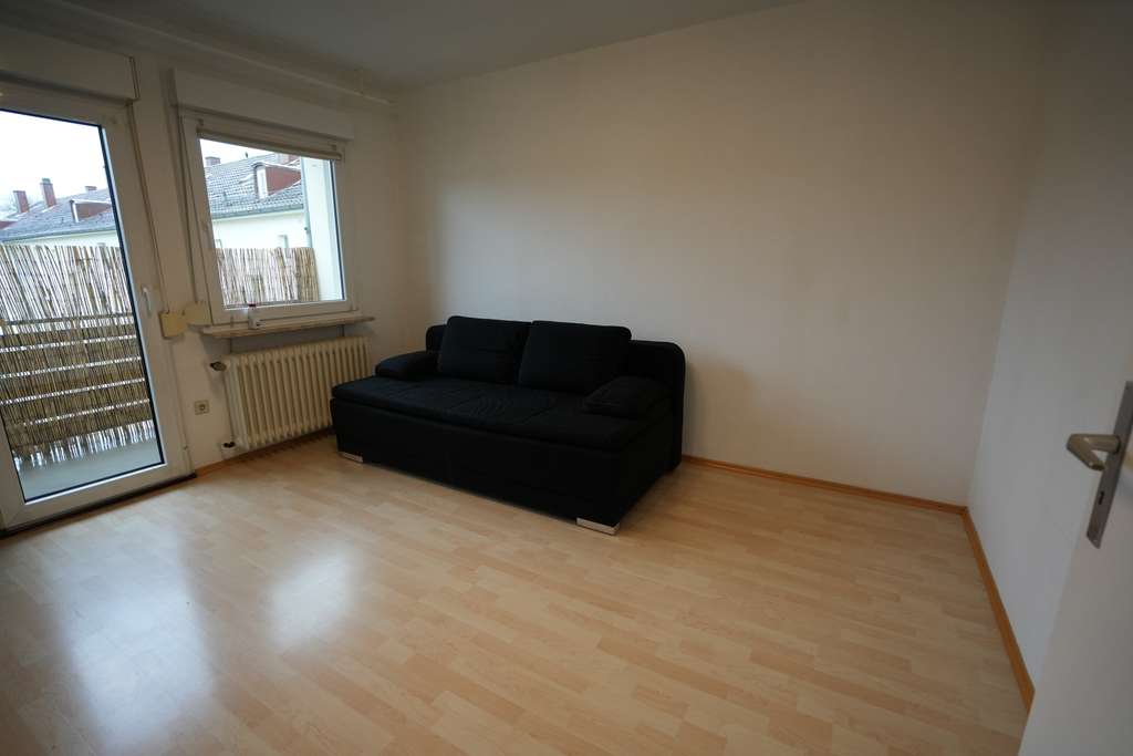 Immobilie in Karlsruhe - Großzügige 1-Zimmer-Wohnung mit großer Wohnküche und Balkon in der beliebten Karlsruher Weststadt! - Bild 3