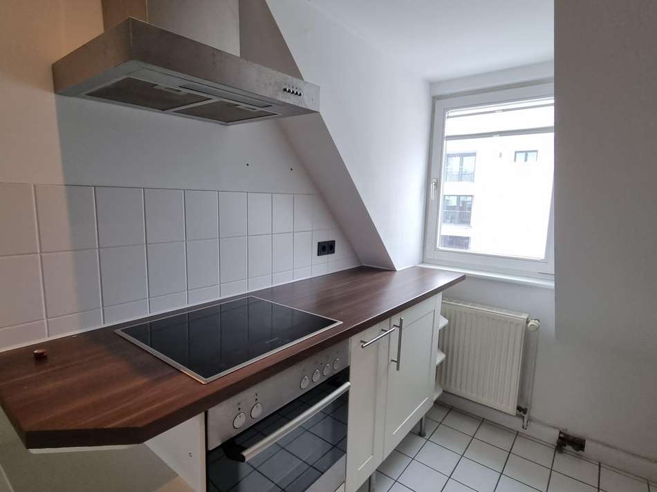 Küche mit Ofen und Herd