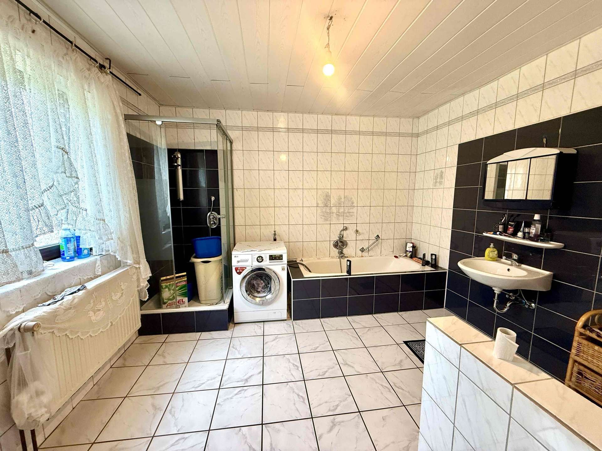 Immobilie in Südbrookmerland - Vielseitiges Wohn- und Geschäftshaus mit 3 Einheiten, kernsanierter Fleischerei & PV-Anlage - Bild 1