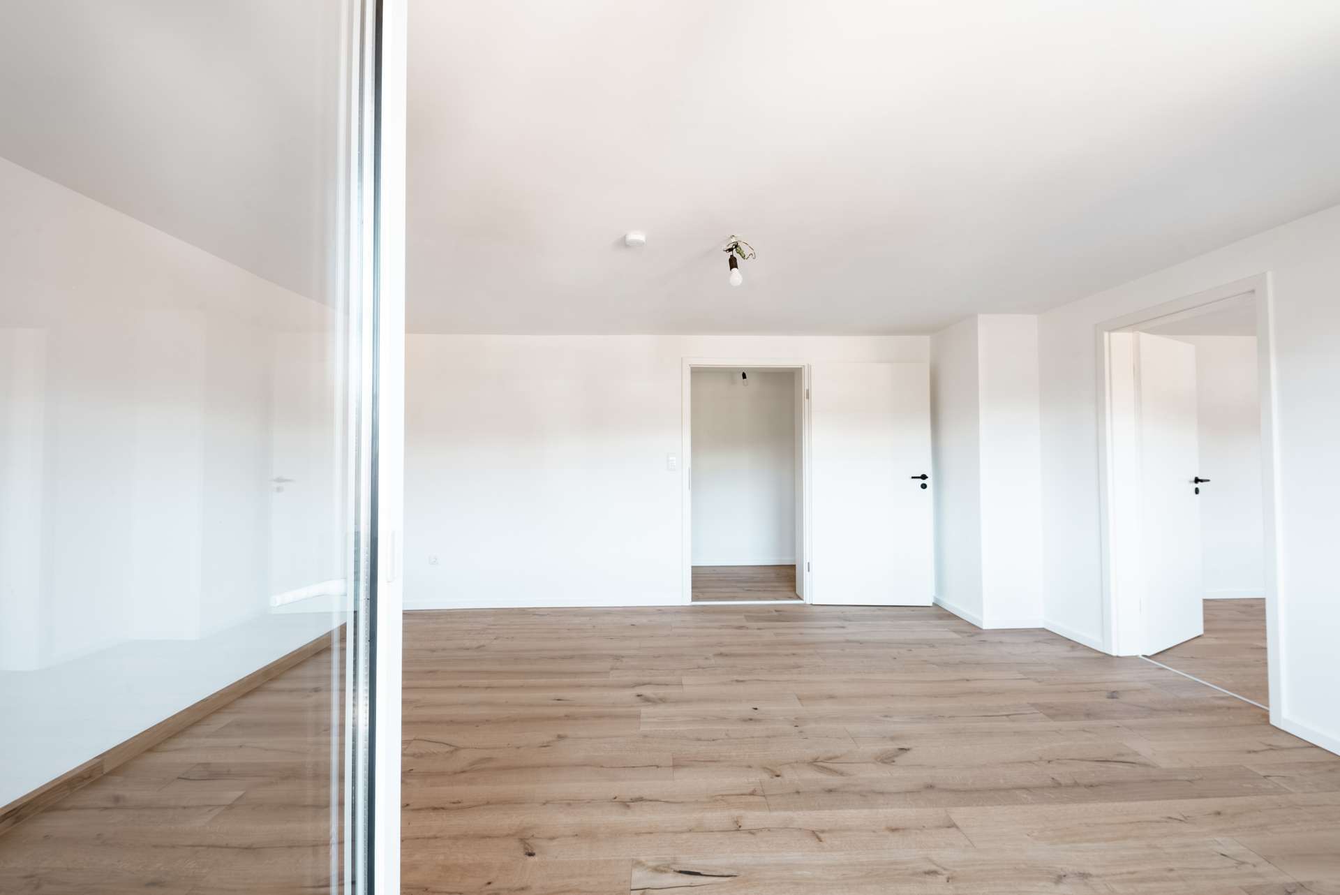 Immobilie in Miesbach - Stilvoll & Bezugsfrei: Lichtdurchflutete 2-Zimmer-Wohnung im Herzen Oberbayerns - Bild 1