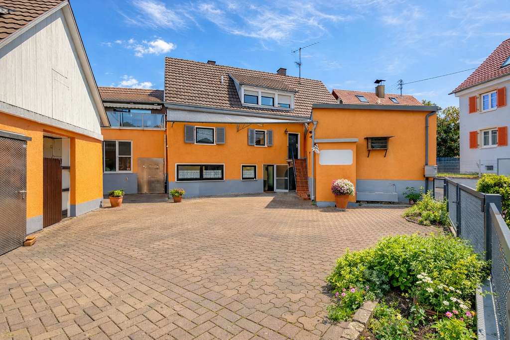 Immobilie in Teningen - Vielseitiges Hof-Ensemble mit zwei Wohneinheiten, Dachterrasse, Produktion und Verkauf in Köndringen - Bild 0
