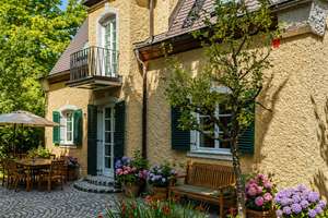Einzigartige Altbauvilla direkt am Nymphenburger Schloss – uneinsehbar, ruhig und voller Altbaucharm