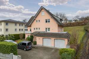 Grundsolides Mehrfamilienhaus in Oberkirch: 4 Wohneinheiten, großer Garten, 3 Balkone, 2 Garagen – Die vollständige Adresse der Immobilie erhältst du vom Anbieter., 77704 Oberkirch – Vorschaubild 2
