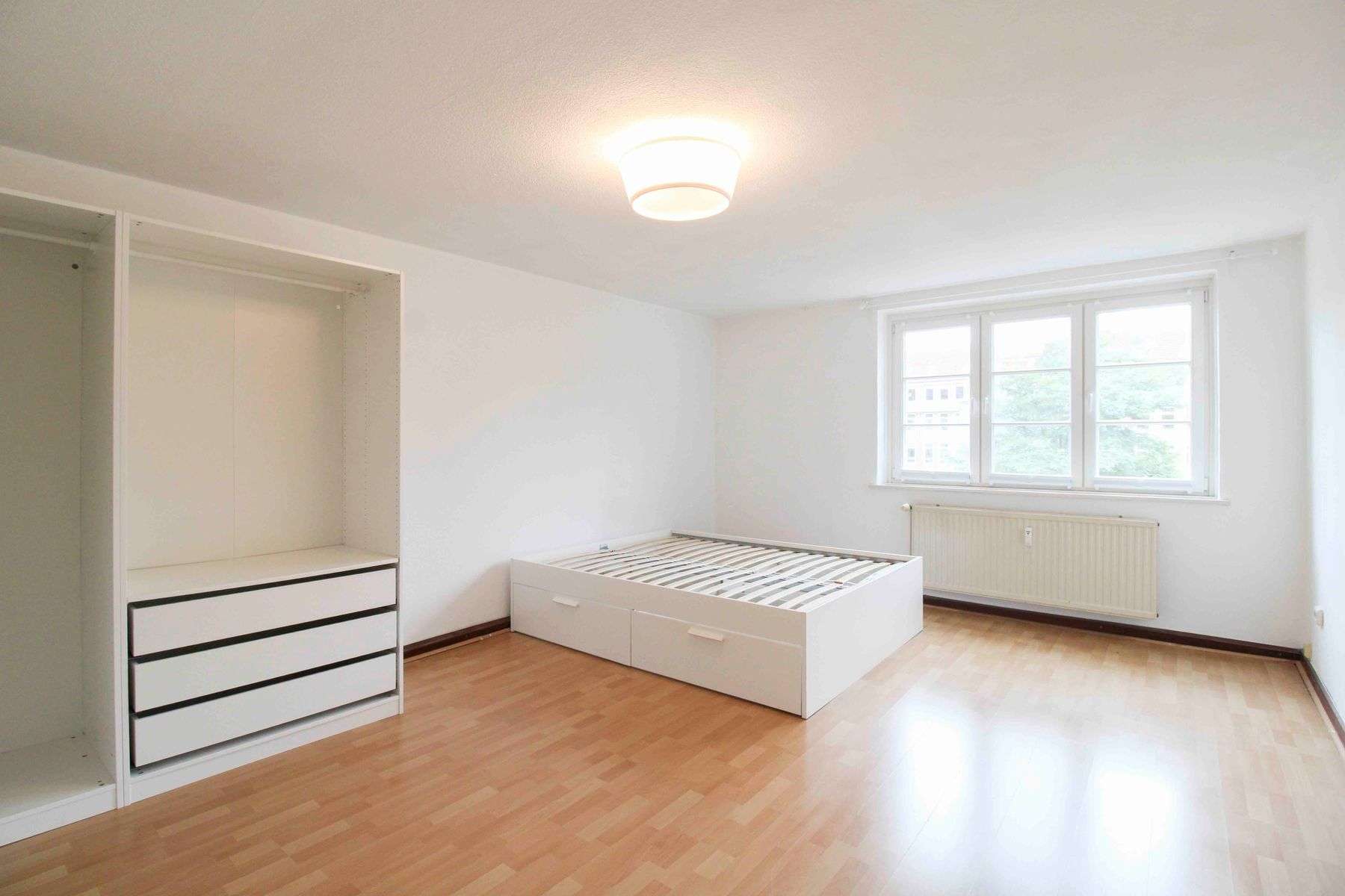 2 Zimmer Wohnung am Lattenkamp – mit Potenzial zur Neugestaltung über den Dächern von Winterhude, Hamburg – Bild 3